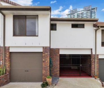 Modern Townhouse in Prime Southport Location - Convenience, Style, ... - Photo 3