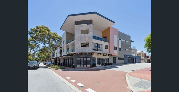 SUPER CENTRAL 1 BEDROOM, 1 BATHROOM APARTMENT! - Photo 1