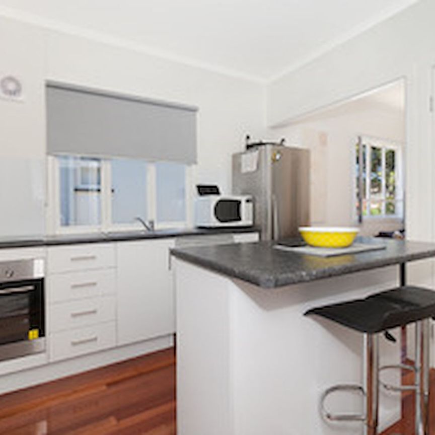 16 Sydney Street, Redcliffe. - Photo 1