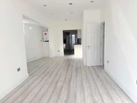 3 Bed Terraced House, Redbridge Lane East, IG4 - Photo 2