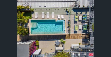 MODERN 2 BEDROOM APARTMENT IN THE HEART OF TOOWONG - Photo 2