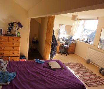 4 bedroom House in Lumley Place, Burley - Photo 5