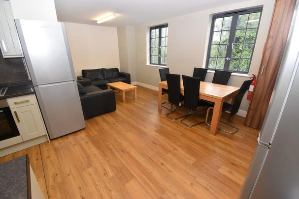 4 bedroom flat to rent - Photo 1
