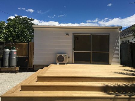 Modern standalone granny flat & private garden - Photo 3