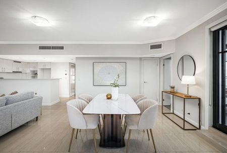 Whole floor sub-penthouse with panoramic water views - Photo 5