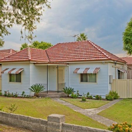 3 BEDROOM FAMILY HOME - Photo 3