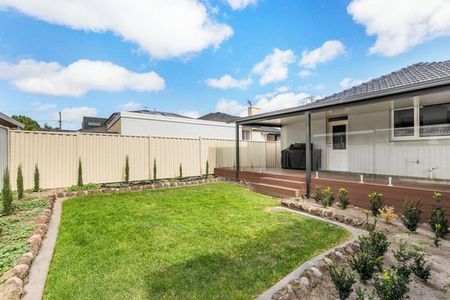 Charming 3-Bedroom, 2-Bathroom Home - Photo 2