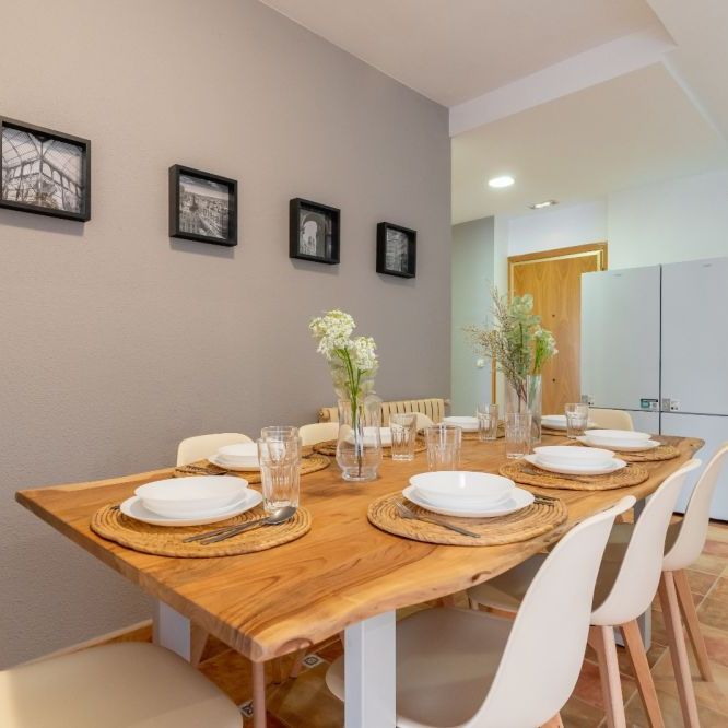 Spacious room with semi-private bathroom in Cuatro Caminos - Photo 1