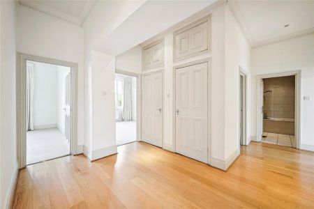 3 bedroom flat in South Kensington - Photo 3