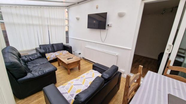 4 bedroom semi-detached house to rent - Photo 1