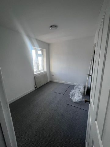 5 Bed Semi-Detached House, Duke Road, IG6 - Photo 2