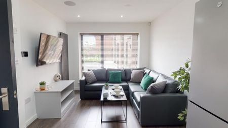 4 bedroom flat to rent - Photo 2