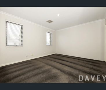 STYLISH RENOVATED 3 BEDROOM 2 BATHROOM TOWNHOUSE - Photo 6
