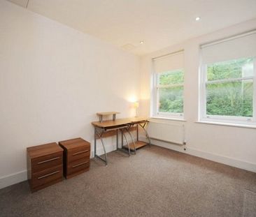 Modern and stylish 3 double bedroom apartment available now - Photo 6