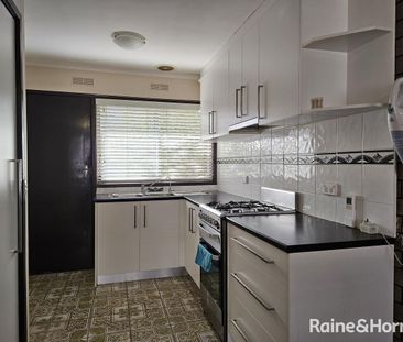 Stylish 2-Bedroom Unit in St Albans - Photo 3