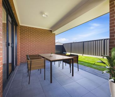 Stunning 4 bedroom home with secondary living and Solar Panels - Photo 1