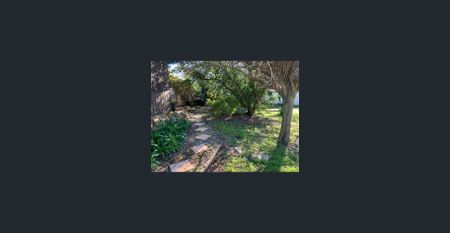 GREAT 4 BEDROOM FAMILY HOME NEXT TO RESERVE- Small pet negotiable - Photo 3