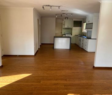 SPACIOUS 4 BEDROOM FAMILY HOME - Photo 6