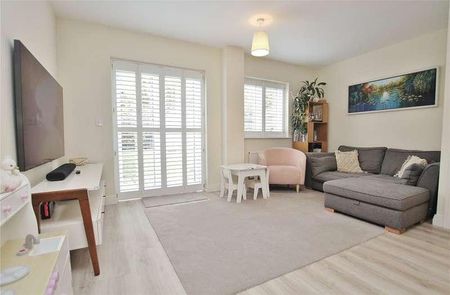 Woking, Surrey, GU21 - Photo 2