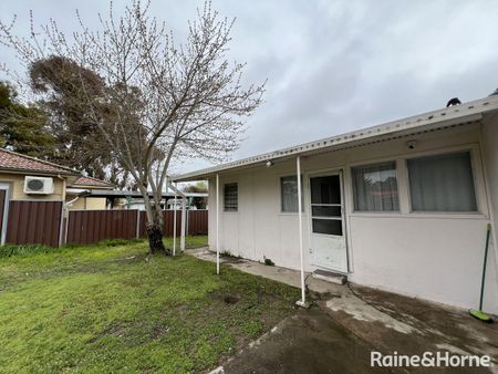 Family home in central and convenient location - Photo 2