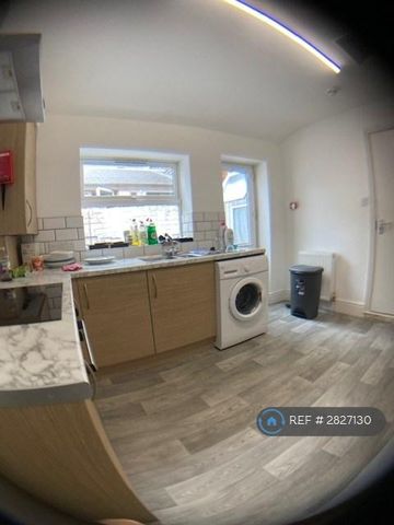 1 bedroom in a house share to rent - Photo 3