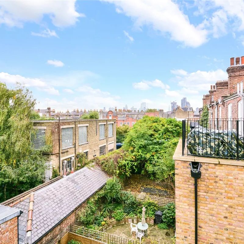 3 bedroom flat in Islington - Photo 1