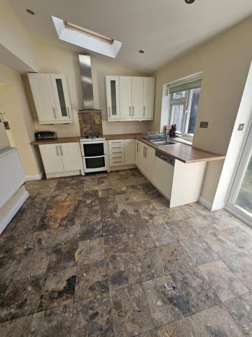 4 bedroom terraced house to rent - Photo 5