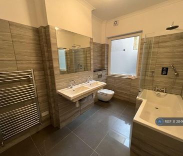 4 bedroom semi-detached house to rent - Photo 3