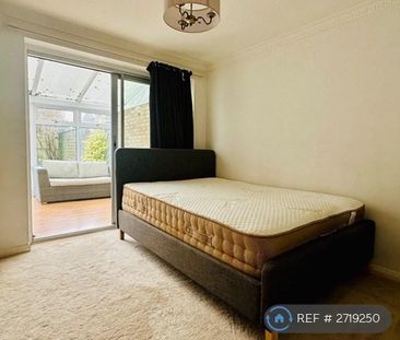 1 bedroom in a house share to rent - Photo 2