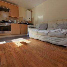 2 bedroom Flat in Flat A, Leeds - Photo 1