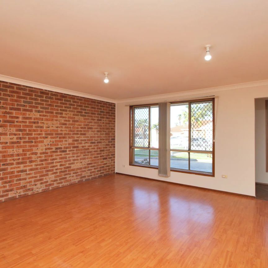 SPACIOUS 2-BEDROOM VILLA, QUIET COMPLEX, CLOSE TO SHOPS & TRANSPORT - Photo 1