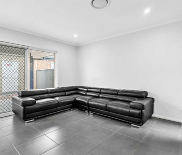 Fantastic 3 Bedroom Home - Walk to Shops! - Photo 2