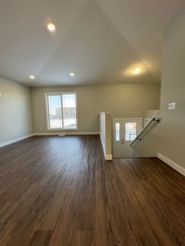 Evergreen - 4 Bedroom House - 755A Marlatte Cres - Photo 2