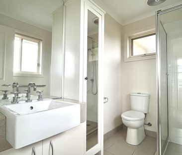 4B Mountbatten Court, Oakleigh East VIC 3166 - Townhouse For Rent |... - Photo 3