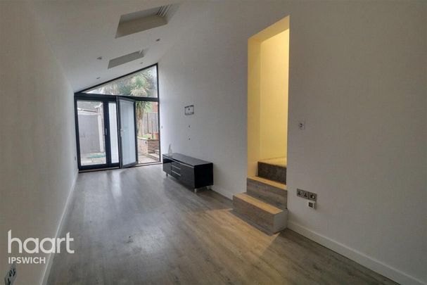 3 bedroom detached bungalow to rent - Photo 1