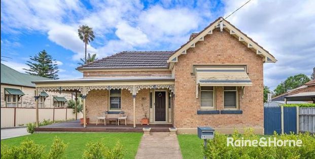 Charming Family Home - Photo 1