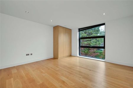 Gated, contemporary 5 bedroom family home, offering spacious accommodation with lots of natural light in a desirable residential road. - Photo 4