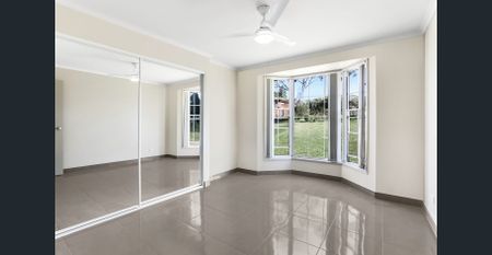 Generous family home with recently updated interiors - Photo 2