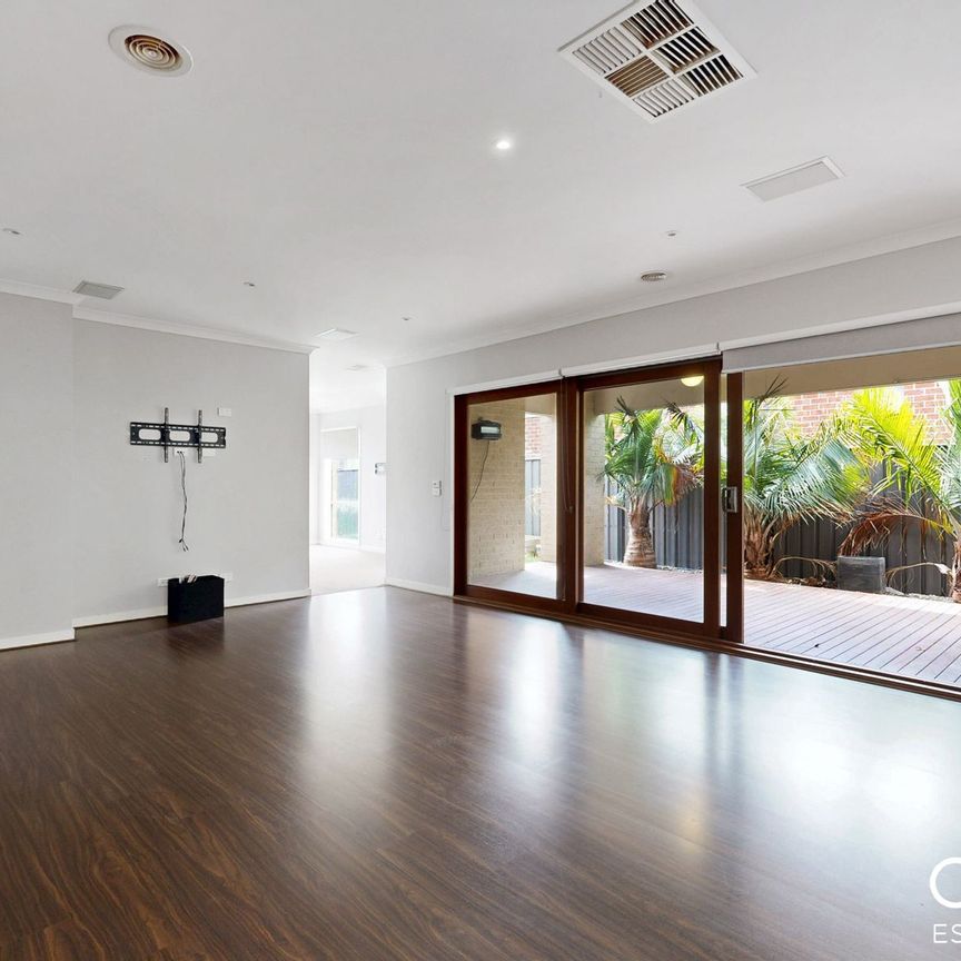 112 Selandra Boulevard, Clyde North - Photo 1