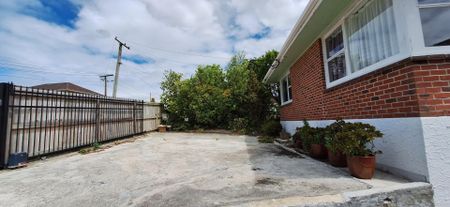 Spacious Family Home in Blockhouse Bay - Photo 3