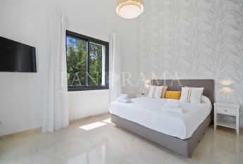 Stunning modern family villa in the prestigious heart of Las Brisas