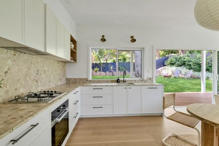 Light Filled Rear 2 Bedroom Cottage - Photo 5