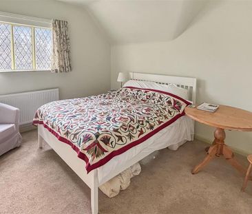 3 bedroom character property to rent - Photo 5