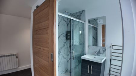1 bed Flat in Top-floor flat Belgrave Road Torquay, TORQUAY, TQ2 5HZ - Photo 4
