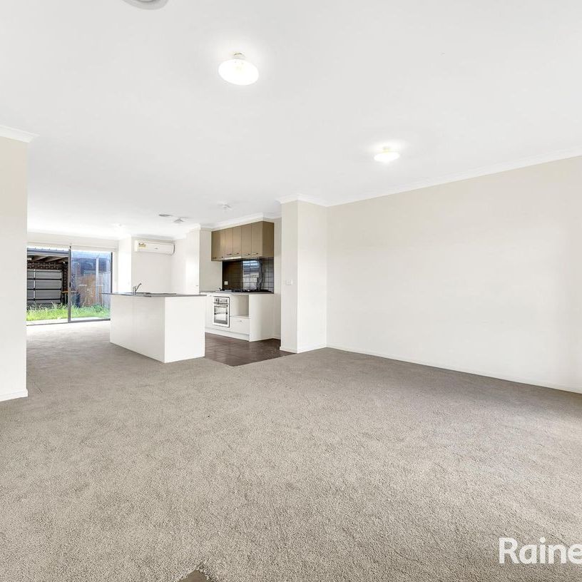 Spacious & Stylish Family Sanctuary in front of Park - Photo 1