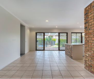 6 Errogie Place, Fig Tree Pocket QLD 4069 - House For Rent | Domain - Photo 6