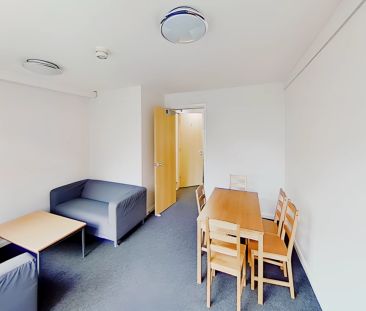 5 bedrooms 2 bathrooms - Photo 5