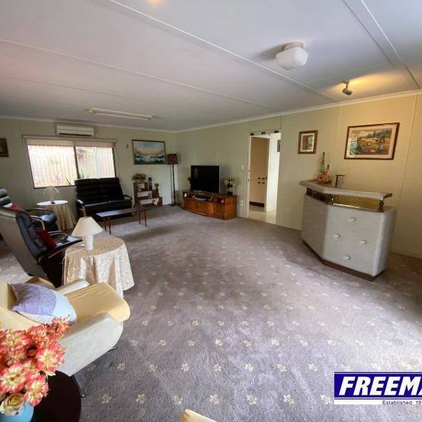 Large well established family home 1,374m corner allotment - Photo 1