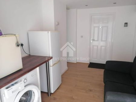 1 bedroom in a house share to rent - Photo 4