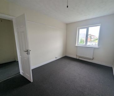 3 Beds - Terraced House - - Photo 2